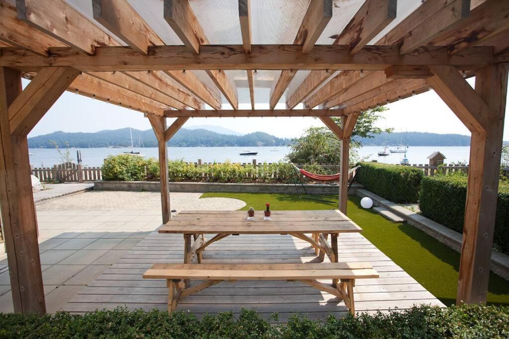 ギブソンズ Iconic 3-Story Waterfront 'Marina House' W/ Viewヴィラ エクステリア 写真